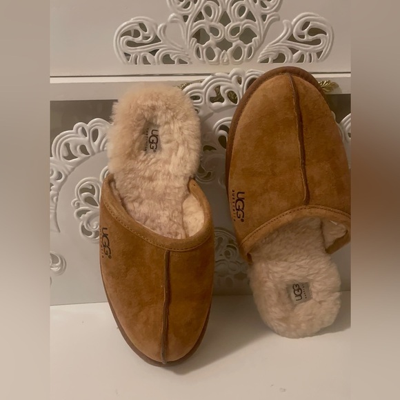 Ugg’s gorgeous means slippers with fur inside in very good condition and clean. - Picture 1 of 12